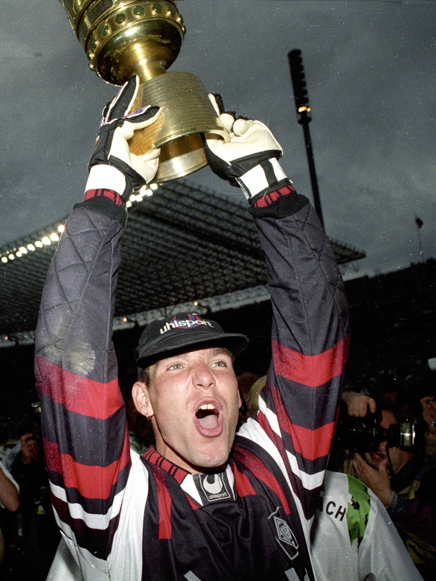 Torhüter Uwe Kamps bejubelt am 24. Juni 1995 den Pokalgewinn mit Borussia Mönchengladbach. Er hält den Pokal in den Armen und schreibt seine Freude herraus.