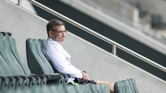 Gladbachs Torwarttrainer Uwe Kamps sitzt am 4. Juli 2021 auf der Tribüne im Borussia-Park. Von dort aus beobachtet er das Training der VfL-Profis.