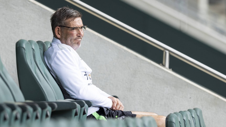 Gladbachs Torwarttrainer Uwe Kamps sitzt am 4. Juli 2021 auf der Tribüne im Borussia-Park. Von dort aus beobachtet er das Training der VfL-Profis.