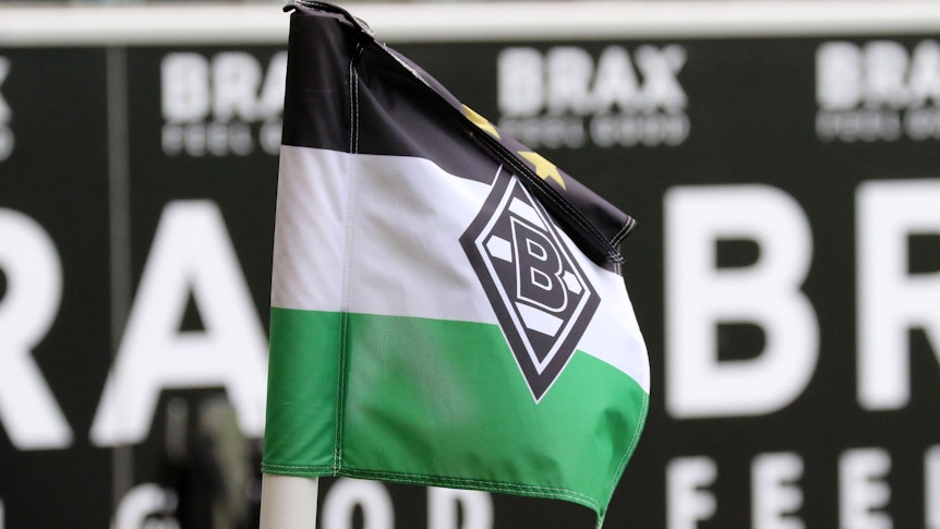 Die Eckfahne im Borussia-Park weht während des Testspiels gegen FC Groningen am 31. Juli 2021 im Wind.