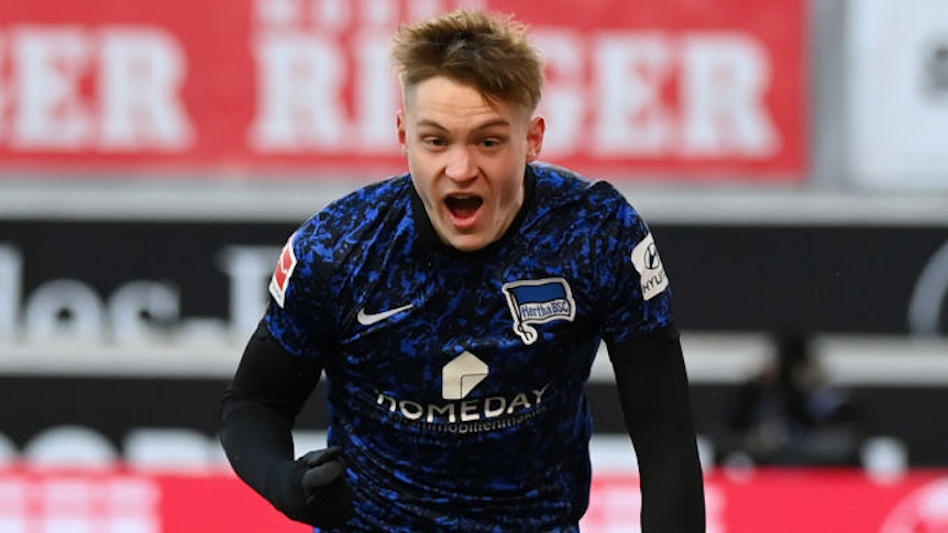 Gladbach-Zugang Luca Netz bejubelt am 13. Februar 2021 seinen allerersten Bundesligatreffer und schreit dabei seine Freude heraus.