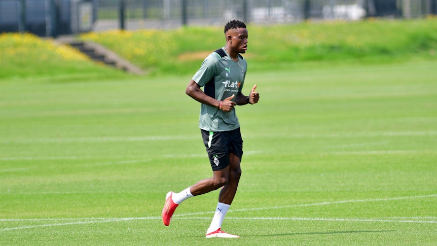 Gladbachs Denis Zakaria läuft im Gladbach-Trikot über den grünen Fußballplatz.