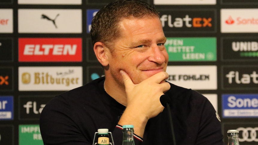 Gladbachs Sportdirektor Max Eberl hat sich auf der Pressekonferenz der Fohlen am 6. August vor dem Spiel beim 1. FC Kaiserslautern zum Geschehen auf dem Transfermarkt geäußert. Auf dem Bild schaut er verschmitzt in die Kamera.