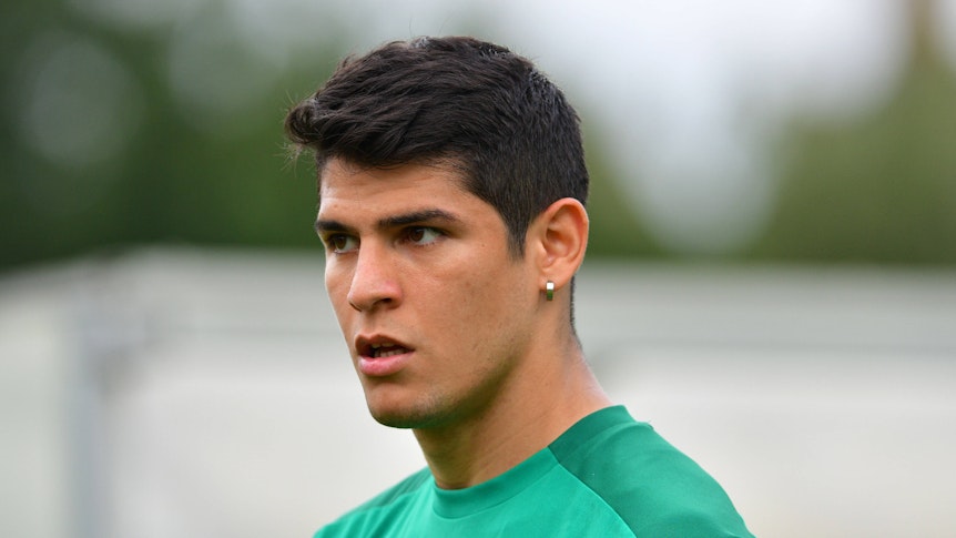 Ex-Gladbacher Julio Villalba schaut am 17. August 2020 im Trainingslager in Harsewinkel-Marienfeld skeptisch.