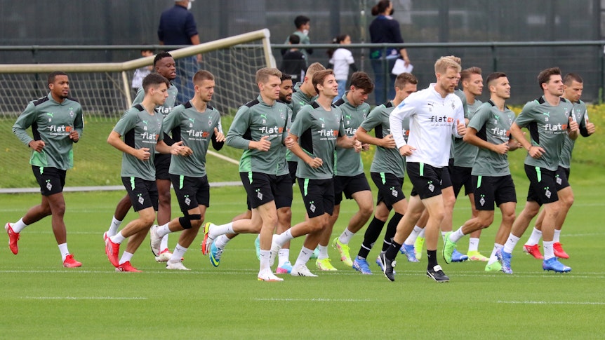 Alassane Plea (l), Luca Netz (mitte) und Jonas Hofmann (r.) trainierten beim Abschlusstraining am Samstag (8. August 2021) im Borussia-Park mit ihren Teamkollegen. Auf dem Bild sieht man die Gruppe beim lockeren Joggen mit einem Athletiktrainer.