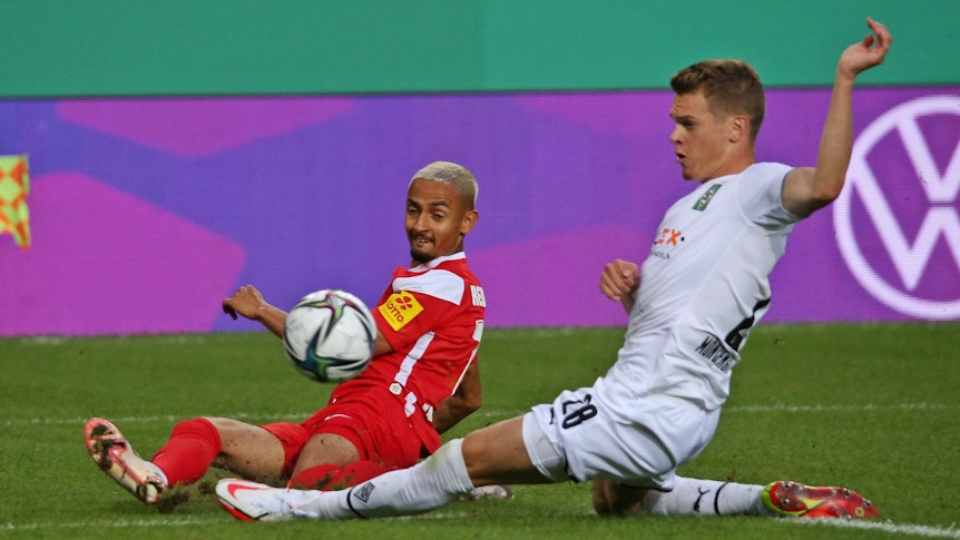 Nationalspieler Matthias Ginter (r.), hier im Duell mit Lauterns Redondo (l.), hat sich nach dem Pokalsieg auf dem Betzenberg (09. August 2021) zu seiner Zukunft in Gladbach geäußert.