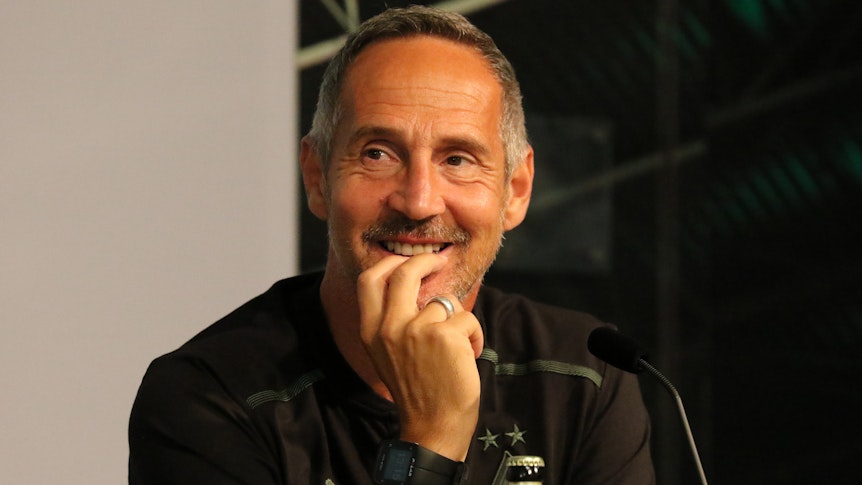 Gladbach-Trainer Adi Hütter bei der Pressekonferenz der Fohlen am 6. August 2021 vor dem DFP-Pokal-Spiel beim 1. FC Kaiserslautern lächelnd.