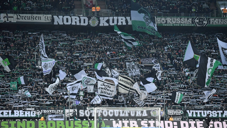 Gladbach muss beim ersten Bundesliga-Spiel der Saison 21/22 auf die Unterstützung der „Sottocultura“-Ultras verzichten. Das Foto zeigt die gut gefüllte Nordkurve im Borussia-Park am 25.01.2020,beim Bundesliga-Spiel gegen den FSV Mainz 05.