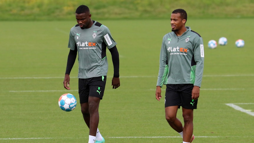 Borussias Franzosen Marcus Thuram (li.) und Alassane Plea (re.), hier zu sehen beim Training am 11. August 2021.