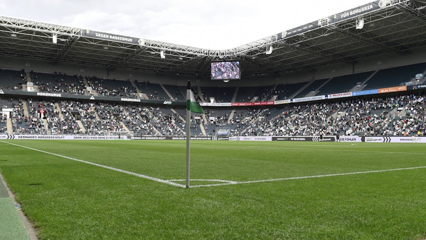 Zuschauer im Gladbacher Borussia-Park am 31. Juli 2021. Im Vordergrund ist eine Eckfahne zu sehen.