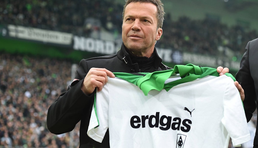 Lothar Matthäus mit seinem alten Trikot von Borussia Mönchengladbach. Dieses Foto zeigt den Weltmeister und Weltfußballer am 22. April 2017 im Borussia-Park. Matthäus hält das weiße Trikot Richtung Kameras und lächelt derweil.