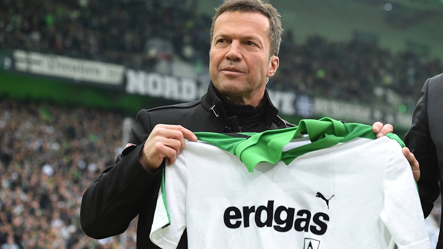 Weltmeister und Weltfußballer Lothar Matthäus zeigt am 22. April 2017 im Borussia-Park das Trikot, mit dem er einst als Profi für die Gladbacher Borussia aufgelaufen ist.