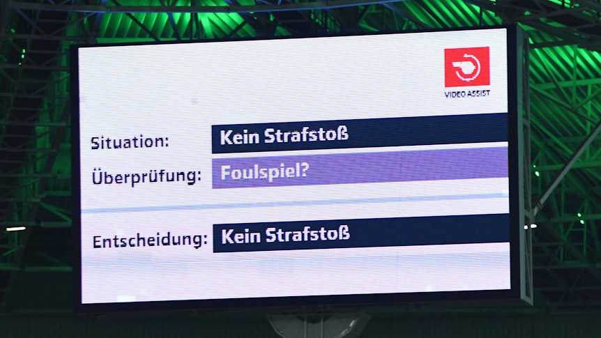 Die Videowand im Borussia-Park zeigt während des Bundesliga-Spiels zwischen Gladbach und Bayern München (13. August 2021) eine Entscheidung des Video-Assistenten an. Das Bundesliga-Auftakt-Duell endete 1:1.