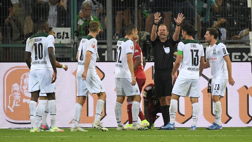 Jonas Hofmann Borussia Moenchengladbach, Lars Stindl Borussia Moenchengladbach, Florian Neuhaus Borussia Moenchengladbach, Christoph Kramer Borussia Moenchengladbach, Marcus Thuram Borussia Moenchengladbach reklamieren bei Schiedsrichter Marco Fritz 13.08.2021.