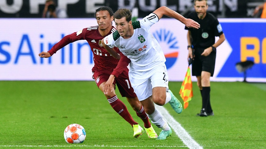 Gladbachs Joe Scally (r.) beim Bundesliga-Spiel gegen den FC Bayern München am 13. August 2021 im Zweikampf mit Leroy Sané.