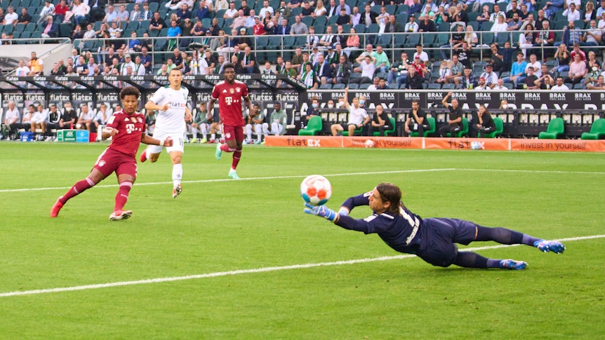 Gladbach-Keeper Yann Sommer bei einer Parade gegen Bayerns Serge Gnabry im Bundesliga-Spiel gegen Bayern München am 13. August 2021.