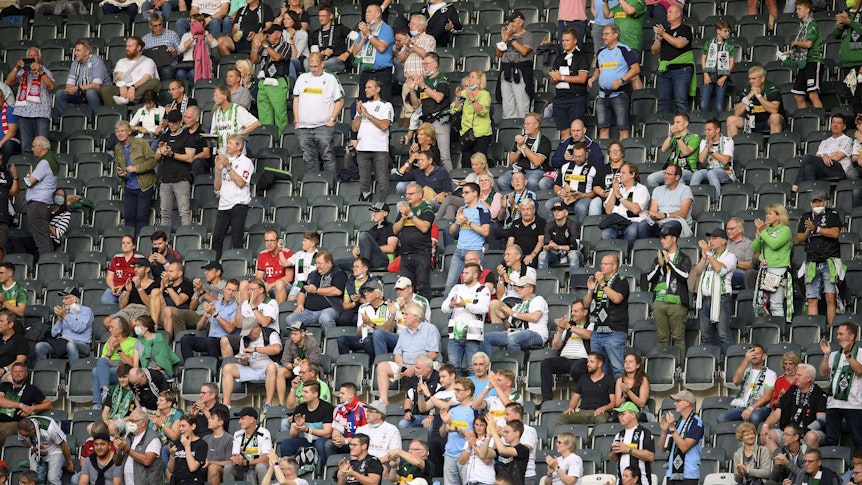 Fans im Borussia-Park während des Bundesliga-Auftakt-Duells zwischen Gladbach und Meister Bayern München am 13. August 2021.