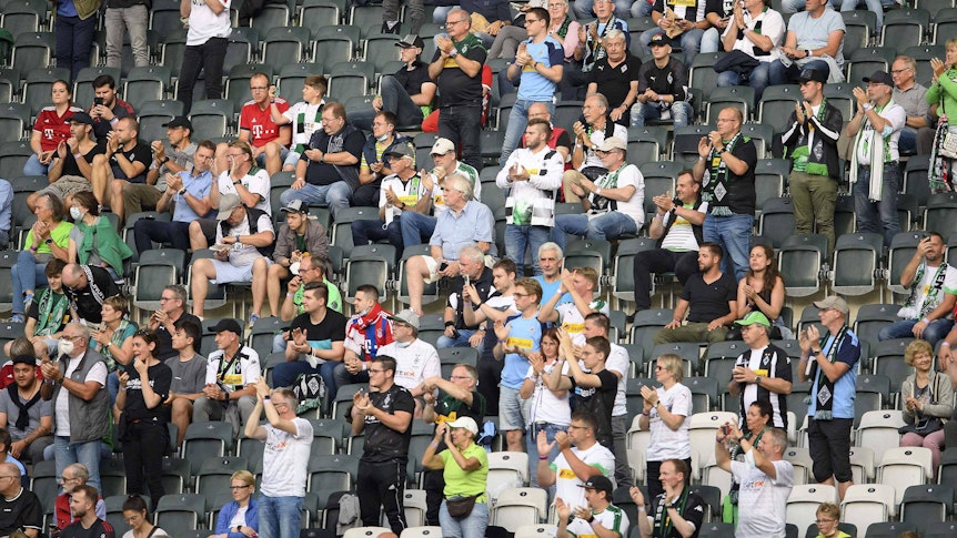Fans von Borussia Mönchengladbach im Bundesliga-Heimspiel gegen den FC Bayern München am 13. August 2021.