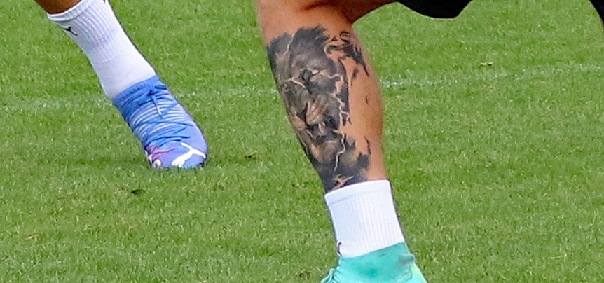 Gladbach-Profi Luca Netz hat sich auf seinem linken Wadenbein einen großen Löwen-Kopf unter die Haut stechen lassen. Fotograf Dirk Päffgen hat das Tattoo am 17. August 2021 beim Borussen-Training mit seiner Kamera aufgenommen.