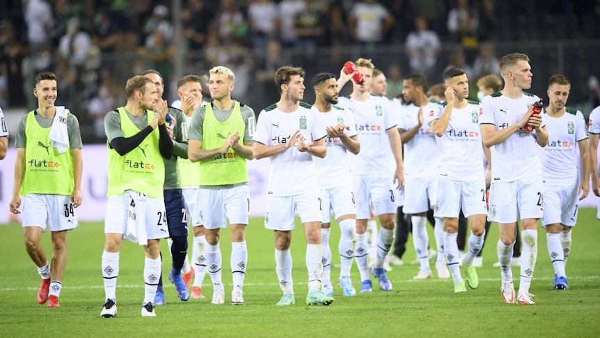Die Spieler von Fußball-Bundesligist Borussia Mönchengladbach applaudieren in Richtung Fans nach dem 1:1 im Bundesliga-Auftaktduell (13. August 2021) gegen Rekordmeister und Titelverteidiger Bayern München.
