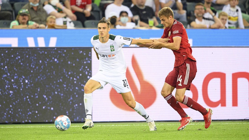 Gladbachs Florian Neuhaus (l.) im Zweikampf mit Bayerns Josip Stanisic (r.) beim Bundesliga-Auftakt am 13. August 2021 im Borussia-Park.
