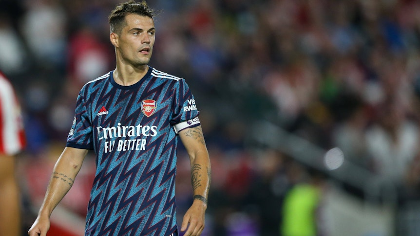 Ex-Gladbacher Granit Xhaka steht beim Premier-League-Spiel gegen Brentfort am 13. August 2021 auf dem Platz und schaut zur Seite.