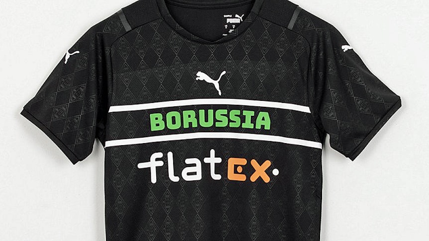 Borussia Mönchengladbach hat am Donnerstag (19. August 2021) das dritte Trikot der Fohlen-Elf für die Spielzeit 2021/2022 vorgestellt. Es ist schwarz, hat keine Raute auf der Brust. Es trägt den Schriftzug „Borussia“ auf der Brust.