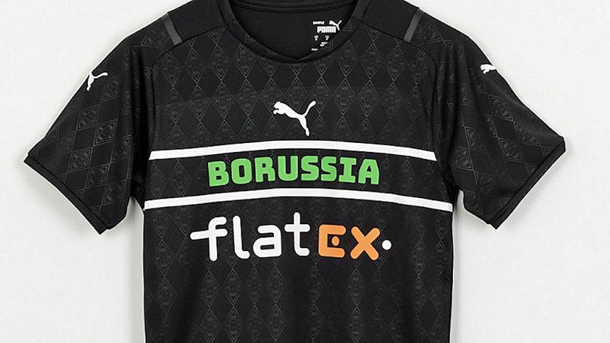 Borussia Mönchengladbach hat am Donnerstag (19. August 2021) das dritte Trikot der Fohlen-Elf für die Spielzeit 2021/2022 vorgestellt. Es ist schwarz, hat keine Raute auf der Brust. Es trägt den Schriftzug „Borussia“ auf der Brust.