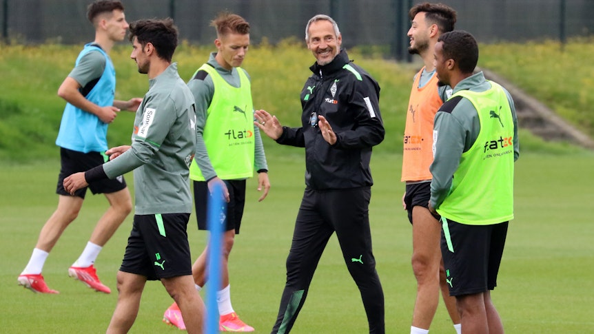 Gladbach-Trainer Adi Hütter scherzt bei einer Trainingseinheit der Fohlen am 17.August 2021 im Borussia-Park mit Ramy Bensebaini, Alassane Plea, Hannes Wolf und Lars Stindl.