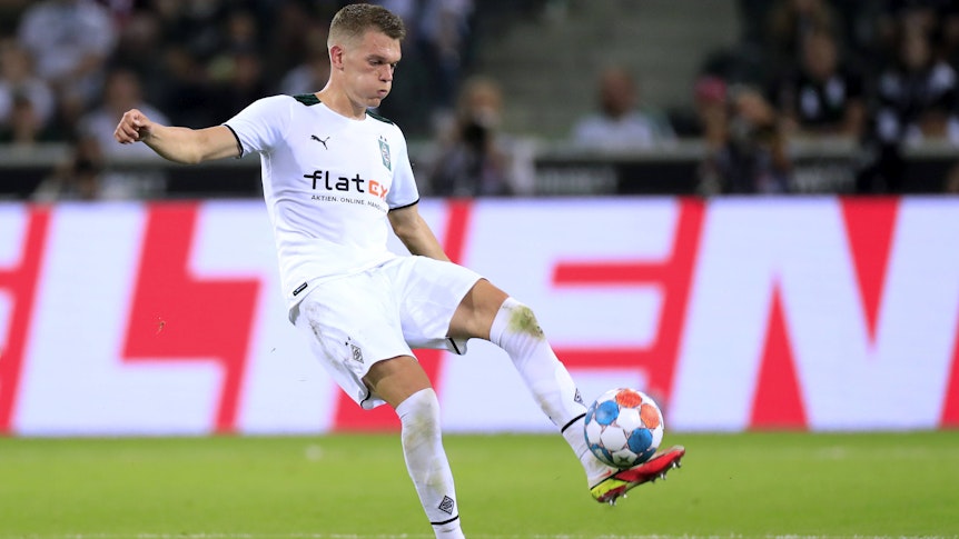 Gladbachs Abwehrchef und Nationalspieler Matthias Ginter, hier zu sehen am 13. August 2021 im Bundesliga-Auftakt-Duell gegen Bayern München. Ginter spielt mit dem linken Fuß den Ball, derweil hat er die Wangen aufgepustet.