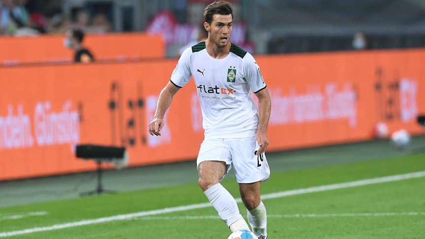 Gladbachs Top-Talent Joe Scally bei seiner Bundesliga-Premiere am 13. August 2021 zum Liga-Auftakt im Borussia-Park gegen Meister Bayern München. Der Verteidiger kontrolliert in dieser Szene mit seinem rechten Fuß den Ball und blickt auf das Spielgeschehen.