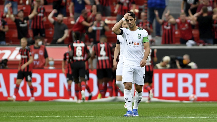 Gladbach-Kapitän Lars Stindl fasst sich an den Kopf. Borussia verliert das Rheinland-Duell (21. August 2021) bei Bayern Leverkusen mit 0:4.
