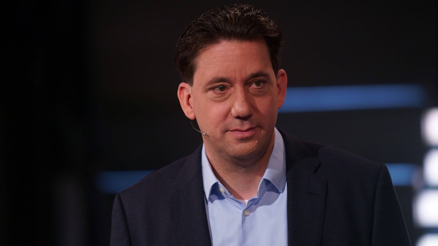 Ex-Schiedsrichter Manuel Gräfe lächelt beim Besuch des aktuellen Sportstudios in Mainz am 10. Juli 2021.