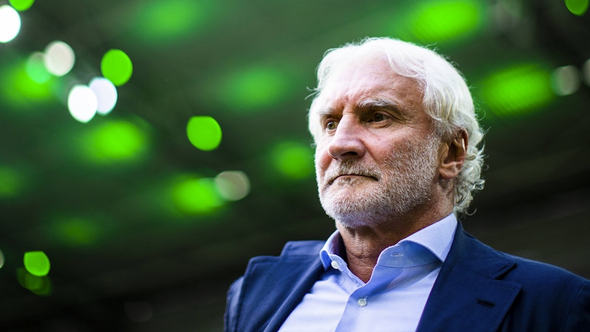 Leverkusens Sportdirektor Rudi Völler. Auf diesem Foto ist der Weltmeister am 25. August 2018 im Gladbacher Borussia-Park zu sehen. Völler schaut auf das Spielfeld, im Hintergrund ist die grüne Stadionbeleuchtung zu sehen.