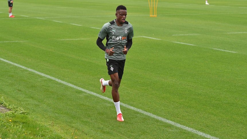Gladbachs Mittelfeldspieler Denis Zakaria, hier am 7. August 2021 beim Training im Borussia-Park zu sehen. Der Schweizer Nationalspieler läuft einige Runden um den Trainingsplatz