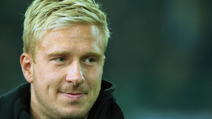 Mike Hanke ist zurück bei Borussia. Der ehemalige Nationalspieler, hier zu sehen am 3. Januar 2015, übernimmt in Gladbach einen Posten als Jugendtrainer. Auf diesem Foto lächelt er in die Kamera.