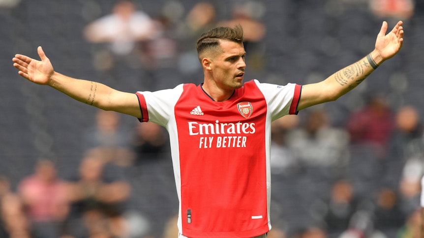 Londons Granit Xhaka beim Match zwischen Tottenham Hotspur und Arsenal am 8. August 2021 breitet die Arme aus und animiert die Zuschauer zum Anfeuern.