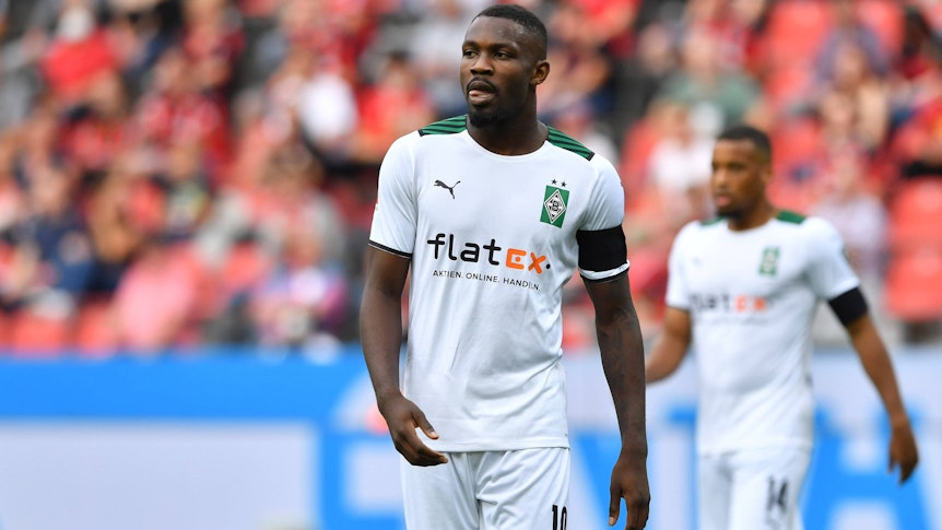 Fohlen-Stürmer Marcus Thuram am 21. August 2021 beim Bundesliga-Duell zwischen Bayer Leverkusen und Borussia Mönchengladbach läuft über den Platz.
