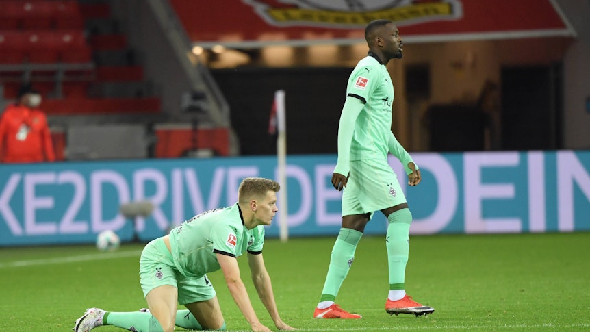 Matthias Ginter Borussia Moenchengladbach, dahinter Marcus Thuram Borussia Moenchengladbach 08.11.2020