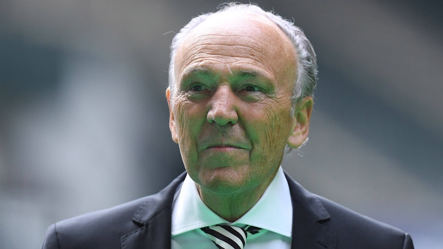 Gladbach-Präsident Rolf Königs milde lächelnd auf der Mitgliederversammlung von Borussia Mönchengladbach am 10.08.2021 im Borussia-Park.