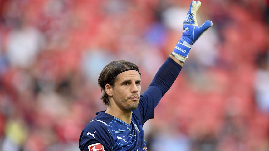 Gladbach-Keeper Yann Sommer hebt im Bundesliga-Spiel in Leverkusen am 22. August 2021 den linken Arm.