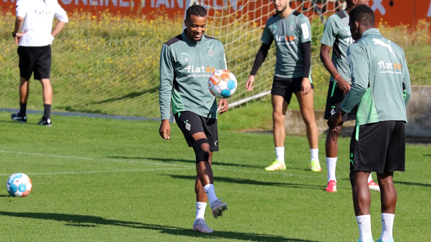 Alassane Plea kehrte nach einer kurzen Pause am Mittwoch (25. August 2021) zurück ins Mannschaftstraining. Das Foto zeigt den Franzosen lächelnd beim Ball-Hochhalten.