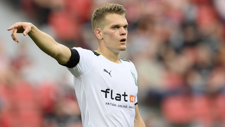 Gladbachs Matthias Ginter zeigt und gibt Anweisungen beim Auswärtsspiel in Leverkusen am 22. August 2021.