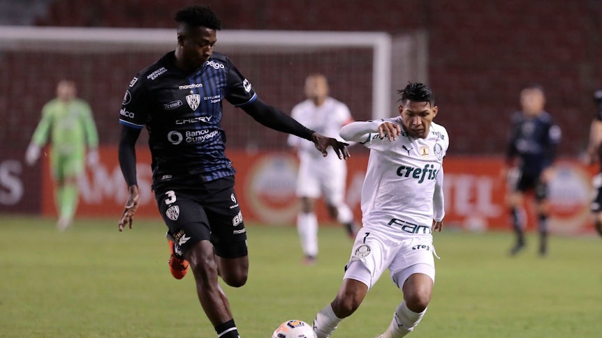 William Joel Pacho Tenorio (l.) von Independiente del Valle (Ecuador). Auf diesem Foto ist der Innenverteidiger am 11. Mai 2021 zu sehen.
