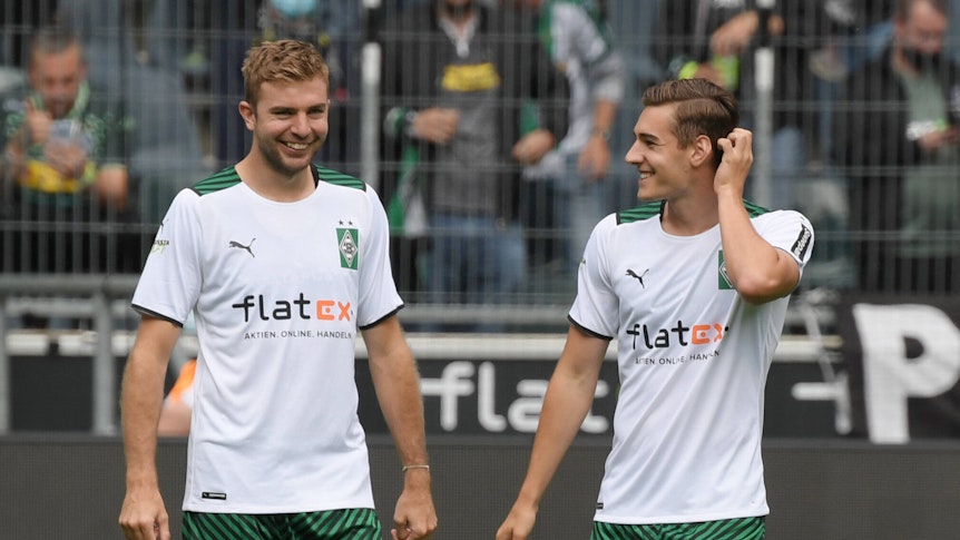 Die beiden Gladbach-Profis Christoph Kramer (l.) und Florian Neuhaus (r.), auf diesem Foto am 31. Juli 2021 zu sehen. Kramer und Neuhaus lächeln. Neuhaus fasst sich an den Hinterkopf.