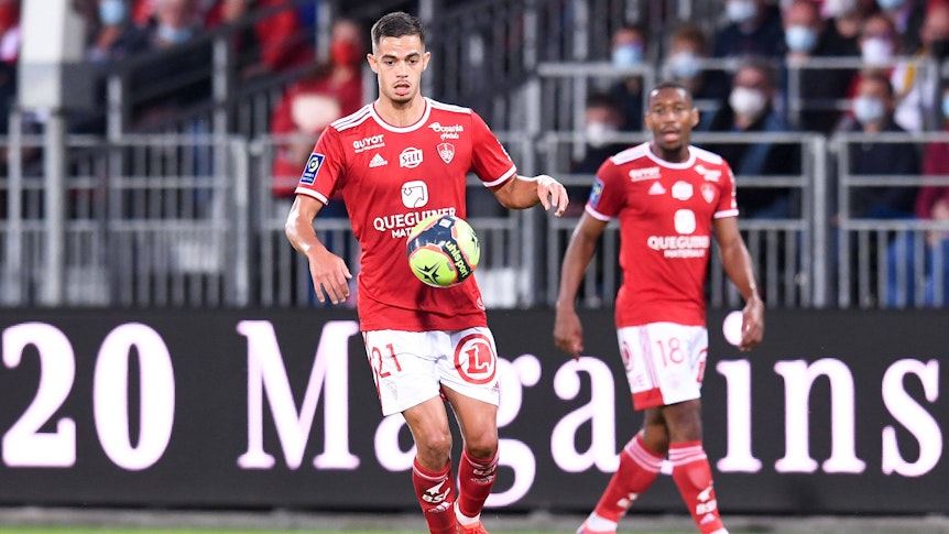 Romain Faivre von Stade Brest, auf diesem Foto ist der 23-Jährige am 20. August 2021 zu sehen. Faivre hat den Ball und kurbelt das Spiel seiner Mannschaft an.