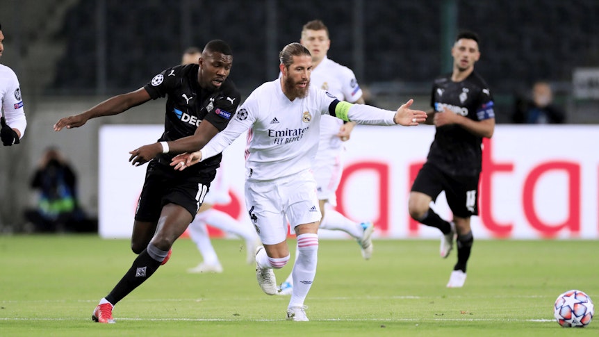 Gladbach-Stürmer Marcus Thuram (l.) im Duell mit dem ehemaligen Real-Madrid-Kapitän Sergio Ramos. Im Hintergrund schauen Toni Kroos und Borussia-Kapitän Lars Stindl (r.) zu.