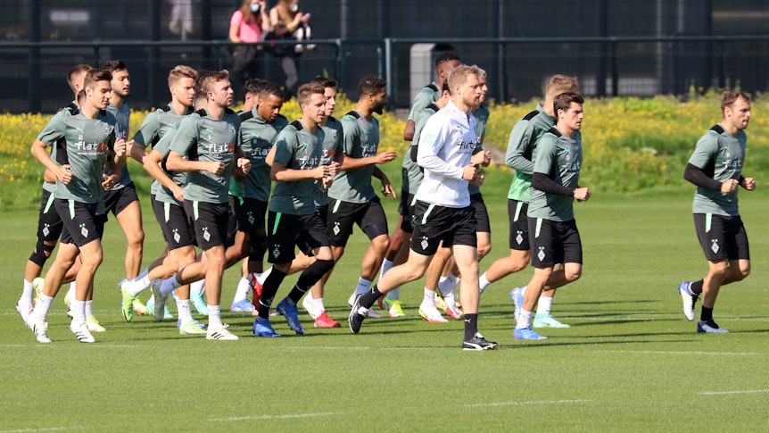 Die Gladbacher Mannschaft joggt am 25. August über den Trainingsplatz im Borussia-Park