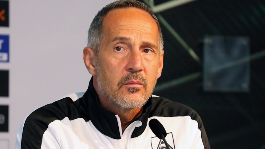 Gladbach-Trainer Adi Hütter bei der PK der Fohlen vor dem Spiel bei Union Berlin am 27. August 2021 im Borussia-Park schaut skeptisch.