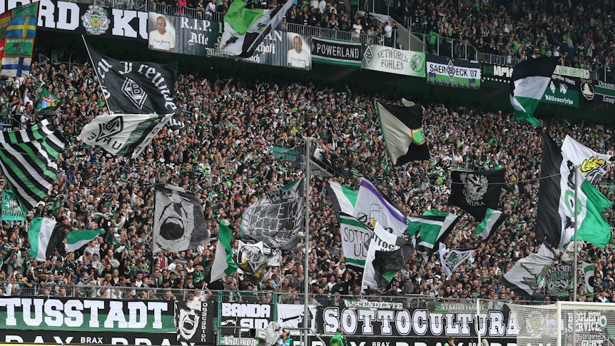 Gladbacher Fans unterstützen ihre Mannschaft am 5. Oktober 2013 von der Nordtribüne des Borussia-Parks heraus.